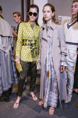 Milan, İtalya - 22 Eylül: Modelleri sahne arkasında Etro gösteri öncesinde, Milano, İtalya Milano moda hafta ilkbahar/yaz 2018 üzerinde 22 Eylül 2017 sırasında görülür.