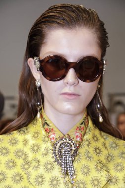 Milan, İtalya - 22 Eylül: Manken sahne arkasında Etro gösteri öncesinde, Milano, İtalya Milano moda hafta ilkbahar/yaz 2018 üzerinde 22 Eylül 2017 sırasında görülür.