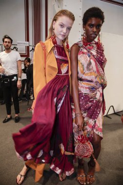 Milan, İtalya - 22 Eylül: Modelleri sahne arkasında Etro gösteri öncesinde, Milano, İtalya Milano moda hafta ilkbahar/yaz 2018 üzerinde 22 Eylül 2017 sırasında görülür.