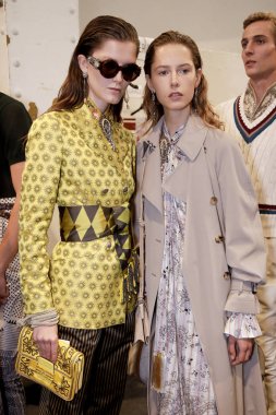 Milan, İtalya - 22 Eylül: Modelleri sahne arkasında Etro gösteri öncesinde, Milano, İtalya Milano moda hafta ilkbahar/yaz 2018 üzerinde 22 Eylül 2017 sırasında görülür.