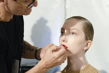 Milan, İtalya - 23 Eylül: bir model Milan moda hafta ilkbahar/yaz 2018 üzerinde 23 Eylül 2017 sırasında Milan, İtalya'da sahne arkasında Ermanno Scervino gösteriden önce hazırlanıyor.