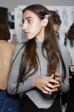 Milan, İtalya - 21 Eylül: Erika Cavallini göstermeden önce Milan kadın moda haftasında 21 Eylül 2017 sırasında Milano'da bir modeli sahne arkasında poz.