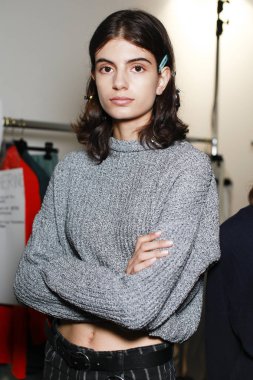 Milan, İtalya - 21 Eylül: Erika Cavallini göstermeden önce Milan kadın moda haftasında 21 Eylül 2017 sırasında Milano'da bir modeli sahne arkasında poz.