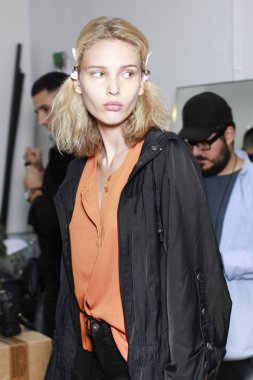Milan, İtalya - 21 Eylül: Erika Cavallini göstermeden önce Milan kadın moda haftasında 21 Eylül 2017 sırasında Milano'da bir modeli sahne arkasında poz.