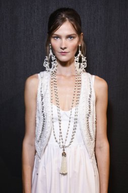 Milan, İtalya - 23 Eylül: Elisabetta Franchi göstermeden önce Milan kadın moda haftası 23 Eylül 2017 tarihinde Milano'da bir modeli sahne arkasında poz.