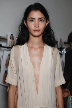 Milan, İtalya - 21 Eylül: Erika Cavallini göstermeden önce Milan kadın moda haftasında 21 Eylül 2017 sırasında Milano'da bir modeli sahne arkasında poz.