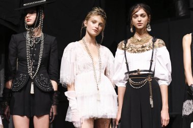 Milan, İtalya - 23 Eylül: Elisabetta Franchi önce sahne arkasında poz modelleri Milan kadın moda haftasında 23 Eylül 2017 Milan'da gösteri sırasında.