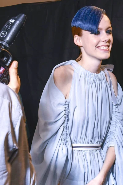 Mailand Italien September Ein Model Wird Backstage Vor Der Fendi — Stockfoto