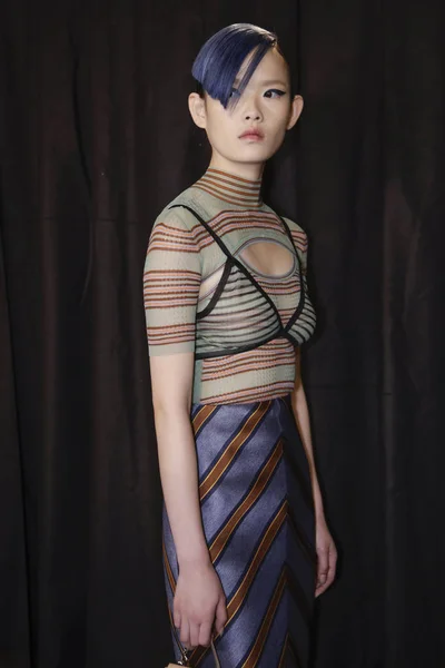 Milan Olaszország Szeptember Modell Látható Backstage Előtt Fendi Show Során — Stock Fotó