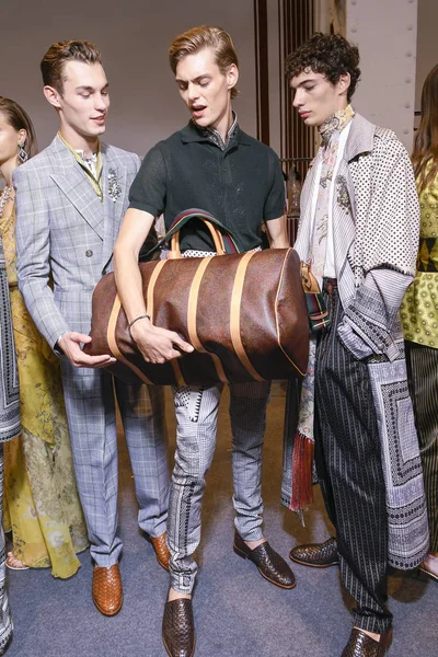 Milan Italy September Models Seen Backstage Ahead Etro Show Milan — Stock Photo, Image