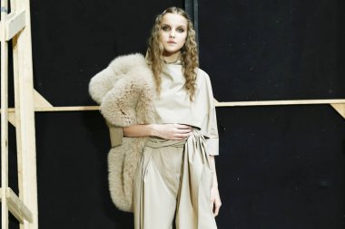 Milan, İtalya - 24 Eylül: Manken sahne arkasına Calcaterra gösteri öncesinde, Milano, İtalya Milano moda hafta ilkbahar/yaz 2018 üzerinde 24 Eylül 2017 sırasında görülür. 