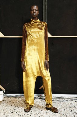 Milan, İtalya - 24 Eylül: Manken sahne arkasına Calcaterra gösteri öncesinde, Milano, İtalya Milano moda hafta ilkbahar/yaz 2018 üzerinde 24 Eylül 2017 sırasında görülür. 