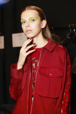 Milan, İtalya - 22 Eylül: Manken sahne arkasında Byblos Milano Haritayı öncesinde, Milano, İtalya Milano moda hafta ilkbahar/yaz 2017 üzerinde 22 Eylül 2016 sırasında görülür.