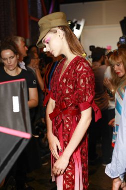 Milan, İtalya - 22 Eylül: Manken sahne arkasında Byblos Milano Haritayı öncesinde, Milano, İtalya Milano moda hafta ilkbahar/yaz 2017 üzerinde 22 Eylül 2016 sırasında görülür.