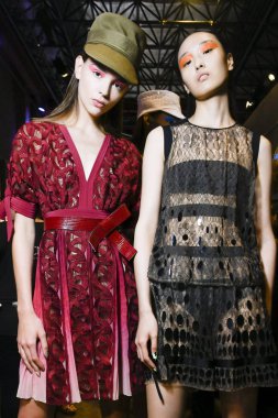 Milan, İtalya - 22 Eylül: Modelleri sahne arkasında Byblos Milano Haritayı öncesinde, Milano, İtalya Milano moda hafta ilkbahar/yaz 2017 üzerinde 22 Eylül 2016 sırasında görülür.