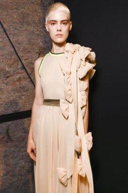 Milan, İtalya - 22 Eylül: Manken sahne arkasında Byblos Milano Haritayı öncesinde, Milano, İtalya Milano moda hafta ilkbahar/yaz 2017 üzerinde 22 Eylül 2016 sırasında görülür.