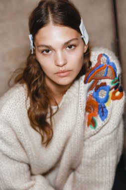 Milan, İtalya - 22 Eylül: Manken sahne arkasına Brognano gösteri öncesinde, Milano, İtalya Milano moda hafta ilkbahar/yaz 2017 üzerinde 22 Eylül 2016 sırasında görülür.