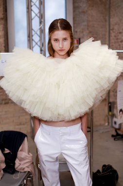 Milan, İtalya - 22 Eylül: Manken sahne arkasına Brognano gösteri öncesinde, Milano, İtalya Milano moda hafta ilkbahar/yaz 2017 üzerinde 22 Eylül 2016 sırasında görülür.