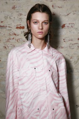 Milan, İtalya - 22 Eylül: Manken sahne arkasına Brognano gösteri öncesinde, Milano, İtalya Milano moda hafta ilkbahar/yaz 2017 üzerinde 22 Eylül 2016 sırasında görülür.