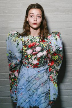 Milan, İtalya - 22 Eylül: Manken sahne arkasına Brognano gösteri öncesinde, Milano, İtalya Milano moda hafta ilkbahar/yaz 2017 üzerinde 22 Eylül 2016 sırasında görülür.