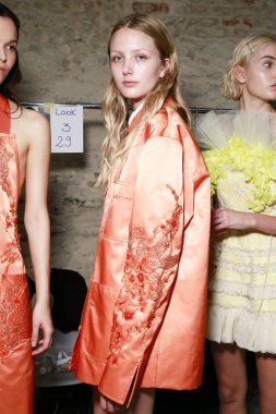 Milan, İtalya - 22 Eylül: Manken sahne arkasına Brognano gösteri öncesinde, Milano, İtalya Milano moda hafta ilkbahar/yaz 2017 üzerinde 22 Eylül 2016 sırasında görülür.