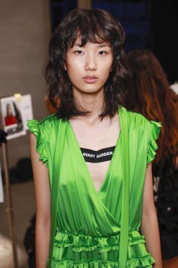 Milan, İtalya - 22 Eylül: Manken sahne arkasına Brognano gösteri öncesinde, Milano, İtalya Milano moda hafta ilkbahar/yaz 2017 üzerinde 22 Eylül 2016 sırasında görülür.