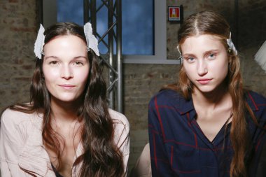 Milan, İtalya - 22 Eylül: Modelleri sahne arkasına Brognano gösteri öncesinde, Milano, İtalya Milano moda hafta ilkbahar/yaz 2017 üzerinde 22 Eylül 2016 sırasında görülür.