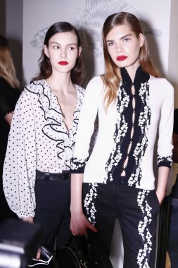 Milan, İtalya - 23 Eylül: Modelleri kulise Blumarine gösteri öncesinde, Milano, İtalya Milano moda hafta ilkbahar/yaz 2018 üzerinde 23 Eylül 2017 sırasında görülür.