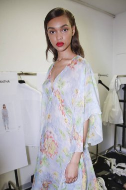 Milan, İtalya - 23 Eylül: Manken kulise Blumarine gösteri öncesinde, Milano, İtalya Milano moda hafta ilkbahar/yaz 2018 üzerinde 23 Eylül 2017 sırasında görülür.
