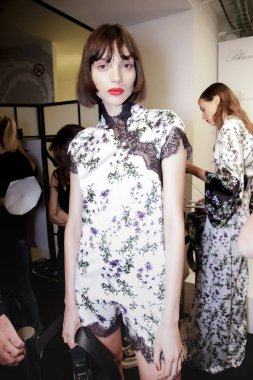 Milan, İtalya - 23 Eylül: Manken kulise Blumarine gösteri öncesinde, Milano, İtalya Milano moda hafta ilkbahar/yaz 2018 üzerinde 23 Eylül 2017 sırasında görülür.