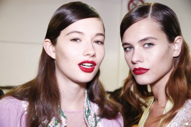 Milan, İtalya - 23 Eylül: Modelleri kulise Blumarine gösteri öncesinde, Milano, İtalya Milano moda hafta ilkbahar/yaz 2018 üzerinde 23 Eylül 2017 sırasında görülür.