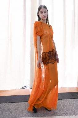 Milan, İtalya - 20 Eylül: Manken görülür öncesinde kuliste Alberto Zambelli gösterisi sırasında üzerinde 20 Eylül 2017 Milan moda hafta ilkbahar/yaz 2018, Milano, İtalya.