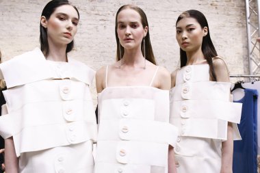 Milan, İtalya - 20 Eylül: Modeller görülmektedir öncesinde kuliste Alberto Zambelli gösterisi sırasında üzerinde 20 Eylül 2017 Milan moda hafta ilkbahar/yaz 2018, Milano, İtalya.