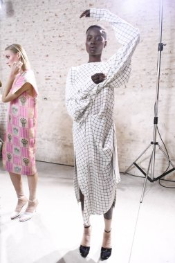 Milan, İtalya - 20 Eylül: Modeller görülmektedir öncesinde kuliste Alberto Zambelli gösterisi sırasında üzerinde 20 Eylül 2017 Milan moda hafta ilkbahar/yaz 2018, Milano, İtalya.