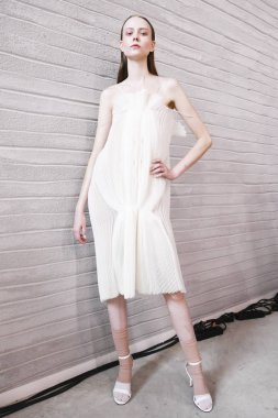 Milan, İtalya - 20 Eylül: Manken görülür öncesinde kuliste Alberto Zambelli gösterisi sırasında üzerinde 20 Eylül 2017 Milan moda hafta ilkbahar/yaz 2018, Milano, İtalya.