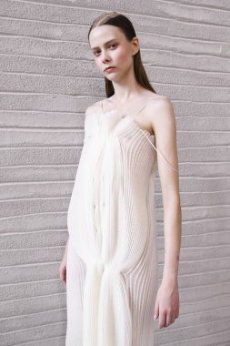 Milan, İtalya - 20 Eylül: Manken görülür öncesinde kuliste Alberto Zambelli gösterisi sırasında üzerinde 20 Eylül 2017 Milan moda hafta ilkbahar/yaz 2018, Milano, İtalya.