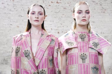 Milan, İtalya - 20 Eylül: Modeller görülmektedir öncesinde kuliste Alberto Zambelli gösterisi sırasında üzerinde 20 Eylül 2017 Milan moda hafta ilkbahar/yaz 2018, Milano, İtalya.