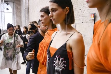 Milan, İtalya - 20 Eylül: Modeller görülmektedir öncesinde kuliste Alberto Zambelli gösterisi sırasında üzerinde 20 Eylül 2017 Milan moda hafta ilkbahar/yaz 2018, Milano, İtalya.