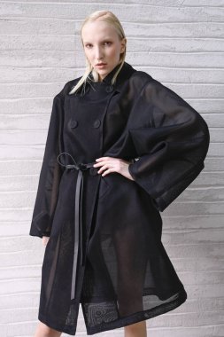 Milan, İtalya - 20 Eylül: Manken görülür öncesinde kuliste Alberto Zambelli gösterisi sırasında üzerinde 20 Eylül 2017 Milan moda hafta ilkbahar/yaz 2018, Milano, İtalya.