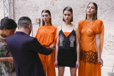 Milan, İtalya - 20 Eylül: Modeller görülmektedir öncesinde kuliste Alberto Zambelli gösterisi sırasında üzerinde 20 Eylül 2017 Milan moda hafta ilkbahar/yaz 2018, Milano, İtalya.