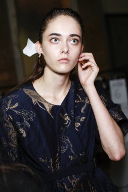 Milan, İtalya - 23 Eylül: Manken görülür öncesinde kuliste Albino Teodoro gösterisi sırasında üzerinde 23 Eylül 2017 Milan moda hafta ilkbahar/yaz 2018, Milano, İtalya.