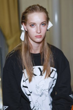 Milan, İtalya - 23 Eylül: Manken görülür öncesinde kuliste Albino Teodoro gösterisi sırasında üzerinde 23 Eylül 2017 Milan moda hafta ilkbahar/yaz 2018, Milano, İtalya.