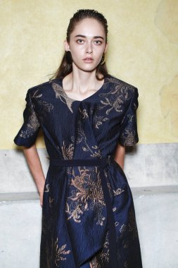 Milan, İtalya - 23 Eylül: Manken görülür öncesinde kuliste Albino Teodoro gösterisi sırasında üzerinde 23 Eylül 2017 Milan moda hafta ilkbahar/yaz 2018, Milano, İtalya.