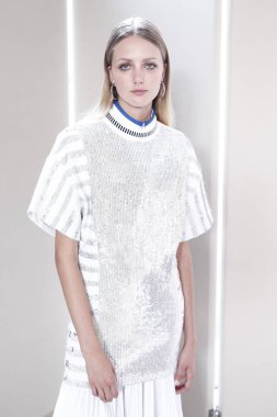 Milan, İtalya - 23 Eylül: Manken sahne arkasında Aquilano Rimondi gösteri öncesinde, Milano, İtalya Milano moda hafta ilkbahar/yaz 2018 üzerinde 23 Eylül 2017 sırasında görülür.