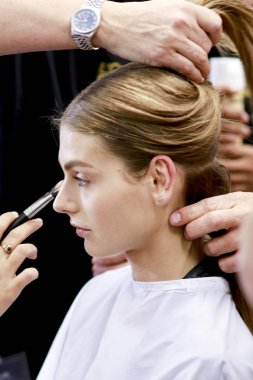 Milan, İtalya - 23 Eylül: Manken sahne arkasında Aquilano Rimondi gösteri öncesinde, Milano, İtalya Milano moda hafta ilkbahar/yaz 2018 üzerinde 23 Eylül 2017 sırasında görülür.