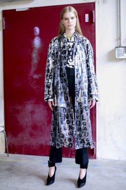 Milan, İtalya - 23 Eylül: Manken sahne arkasında Aquilano Rimondi gösteri öncesinde, Milano, İtalya Milano moda hafta ilkbahar/yaz 2018 üzerinde 23 Eylül 2017 sırasında görülür.