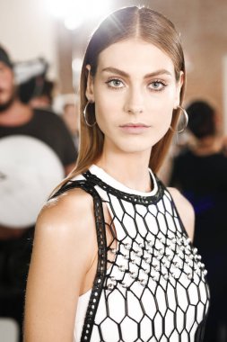 Milan, İtalya - 23 Eylül: Manken sahne arkasında Aquilano Rimondi gösteri öncesinde, Milano, İtalya Milano moda hafta ilkbahar/yaz 2018 üzerinde 23 Eylül 2017 sırasında görülür.
