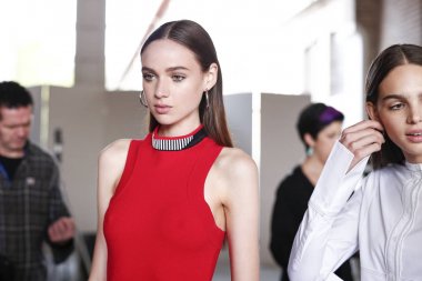 Milan, İtalya - 23 Eylül: Manken sahne arkasında Aquilano Rimondi gösteri öncesinde, Milano, İtalya Milano moda hafta ilkbahar/yaz 2018 üzerinde 23 Eylül 2017 sırasında görülür.