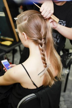 Milan, İtalya - 21 Eylül: Manken sahne arkasında Arthur Arbesser gösteri öncesinde, Milano, İtalya Milano moda hafta ilkbahar/yaz 2018 üzerinde 21 Eylül 2017 sırasında görülür.