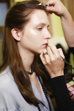 Milan, İtalya - 21 Eylül: bir model Milan moda hafta ilkbahar/yaz 2018 üzerinde 21 Eylül 2017 sırasında Milan, İtalya'da sahne arkasında Arthur Arbesser gösteri öncesinde hazırlanıyor.